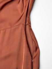 2NDDAY - 2ND Serene - Fluid Satin - kleitas ar pārlikumu - brown patina - 3