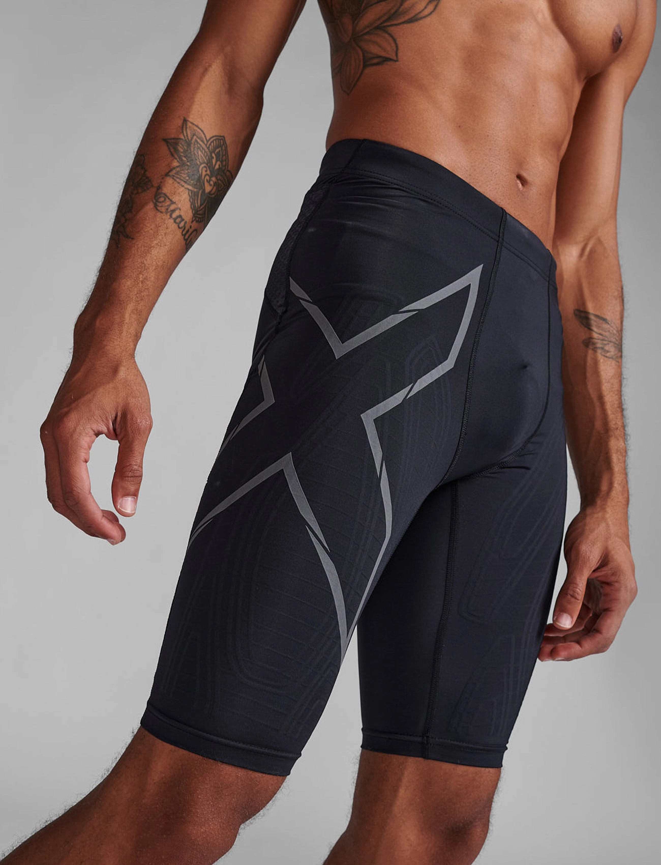 2XU - LIGHT SPEED COMPRESSION SHORTS - legginsy do biegania - black/gold reflective - 5