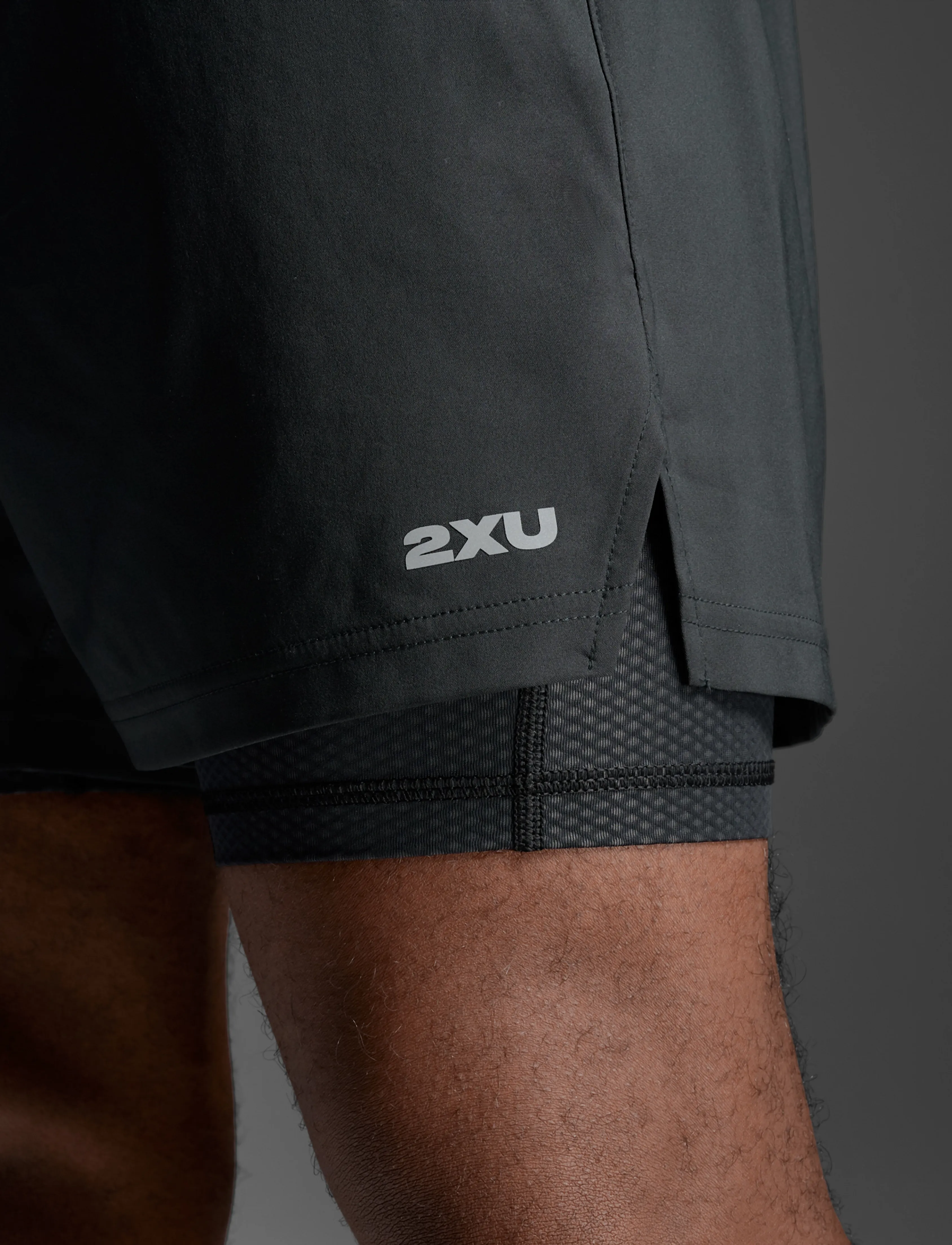 2XU - AERO MESH 2-IN-1 5 INCH SHORTS - laufshorts - black/silver reflective - 4