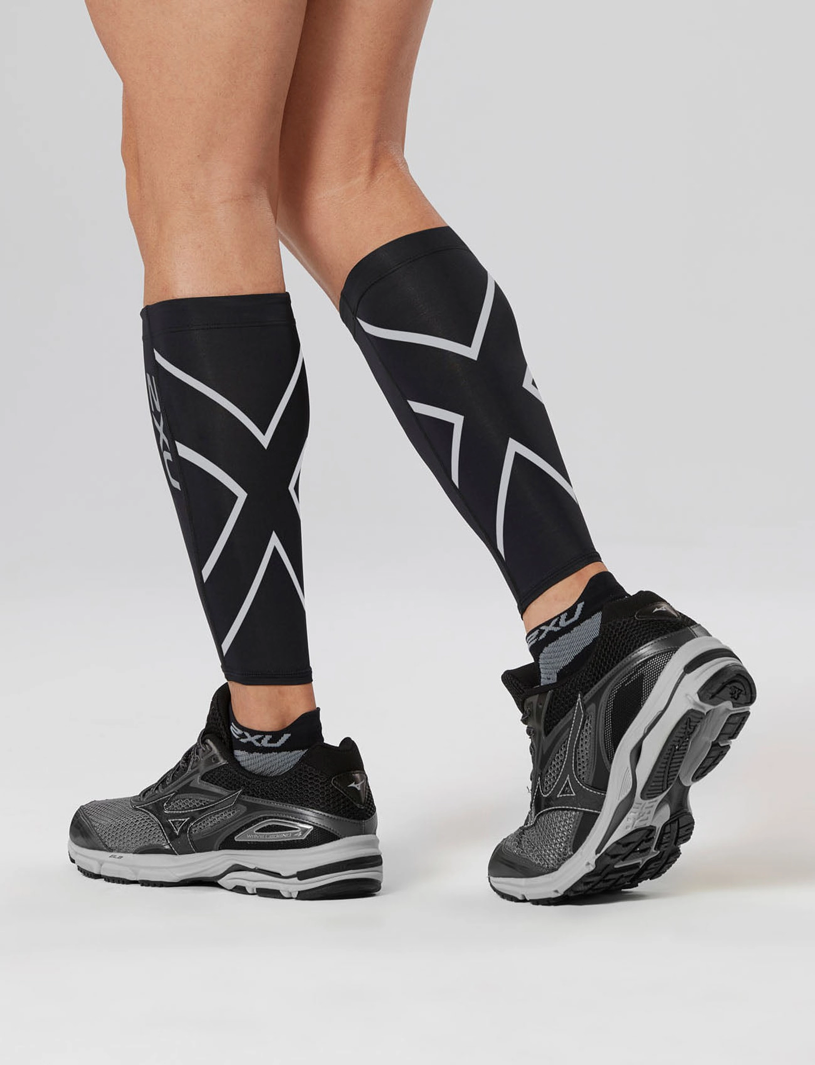 2XU - COMPRESSION CALF GUARDS - benstøtter - black/black - 4