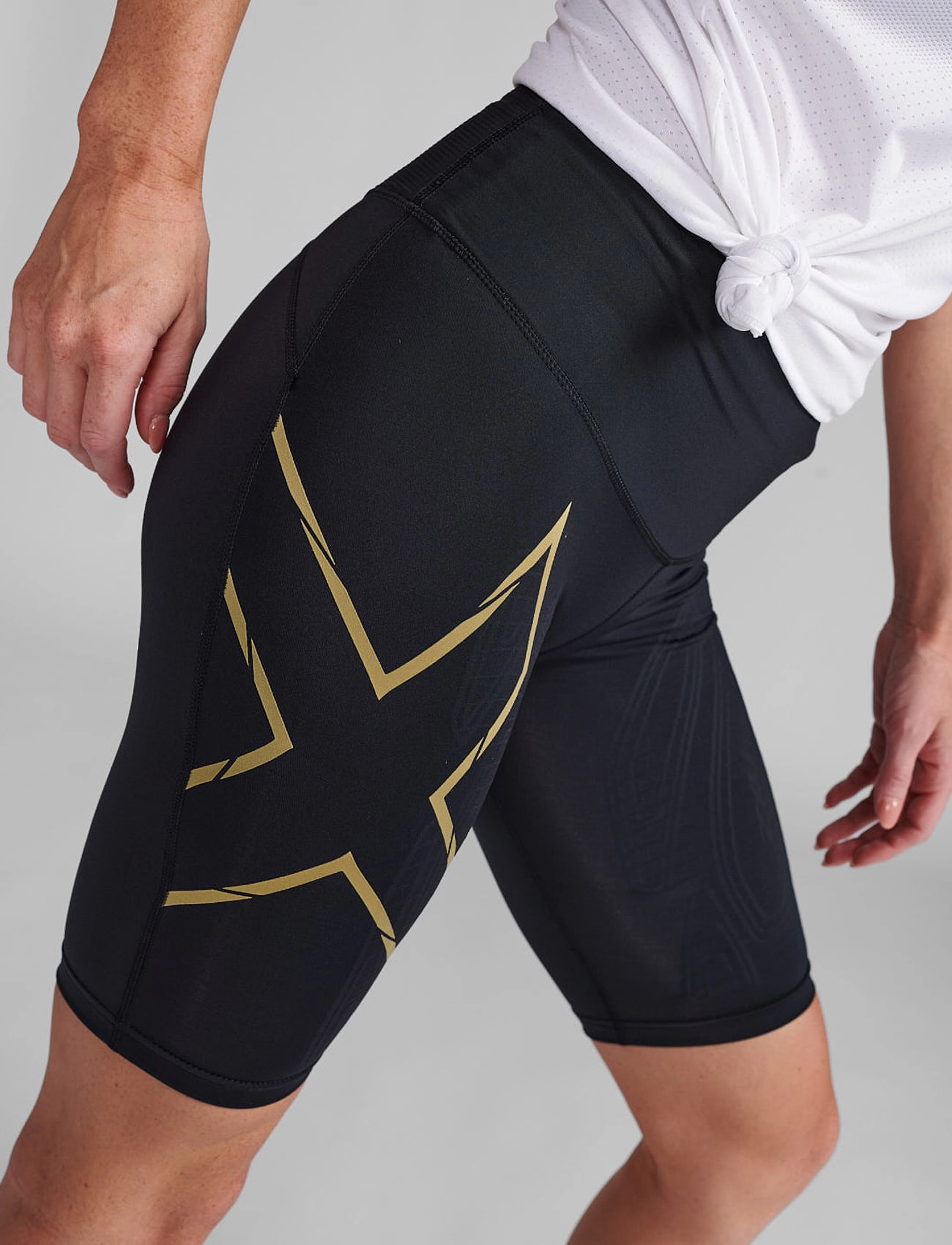 2XU - LIGHT SPEED MID-RISE COMPRESSION SHORTS - 1/2 pituus - black/gold reflective - 4