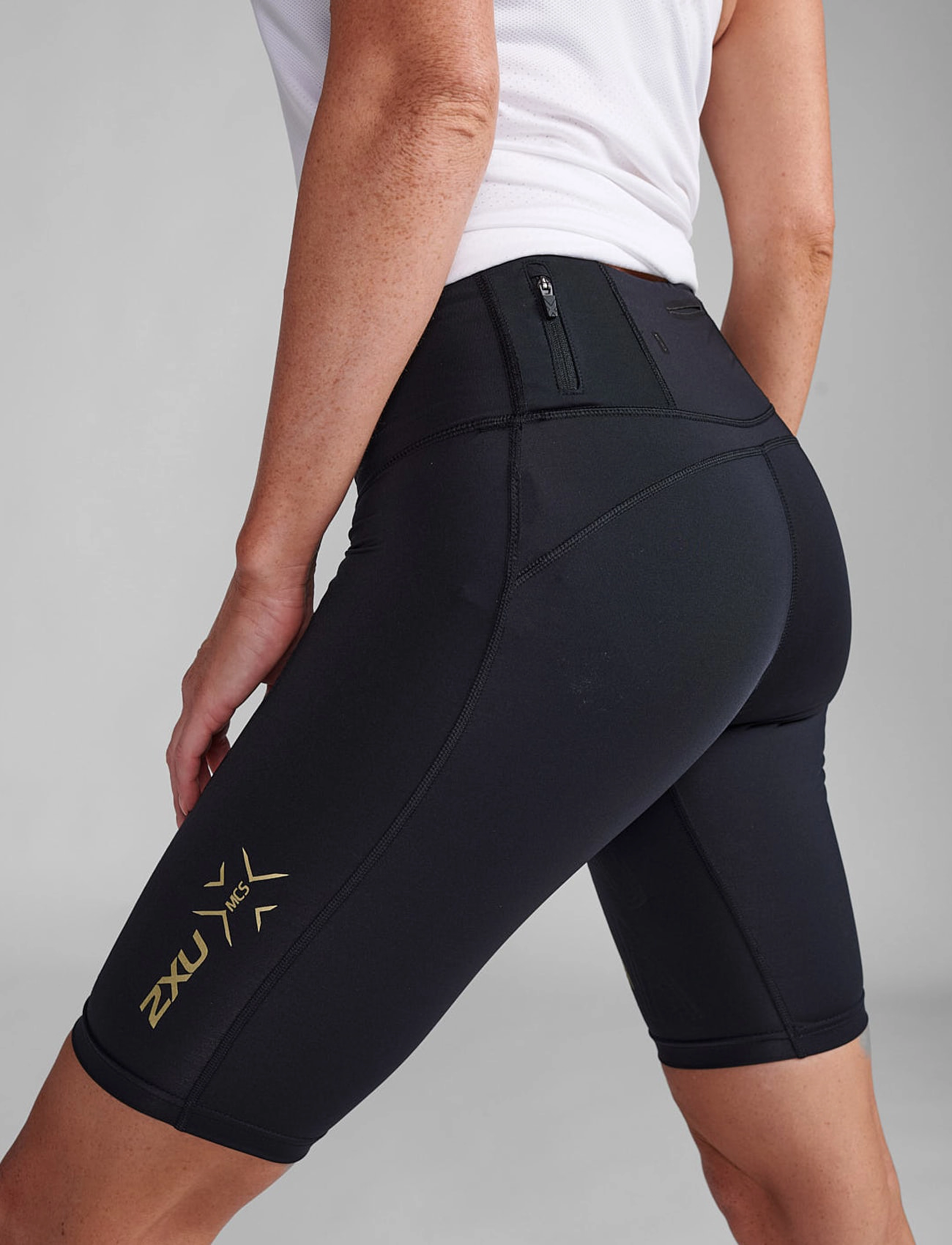 2XU - LIGHT SPEED MID-RISE COMPRESSION SHORTS - 1/2 pituus - black/gold reflective - 5
