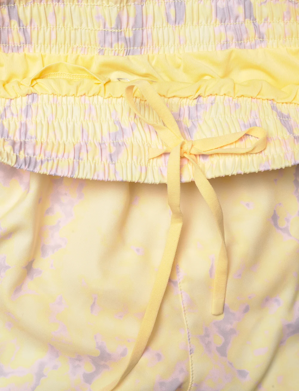 2XU - AERO HI-RISE 4 INCH SHORTS - löparshorts - pixel lemon/white reflective - 3