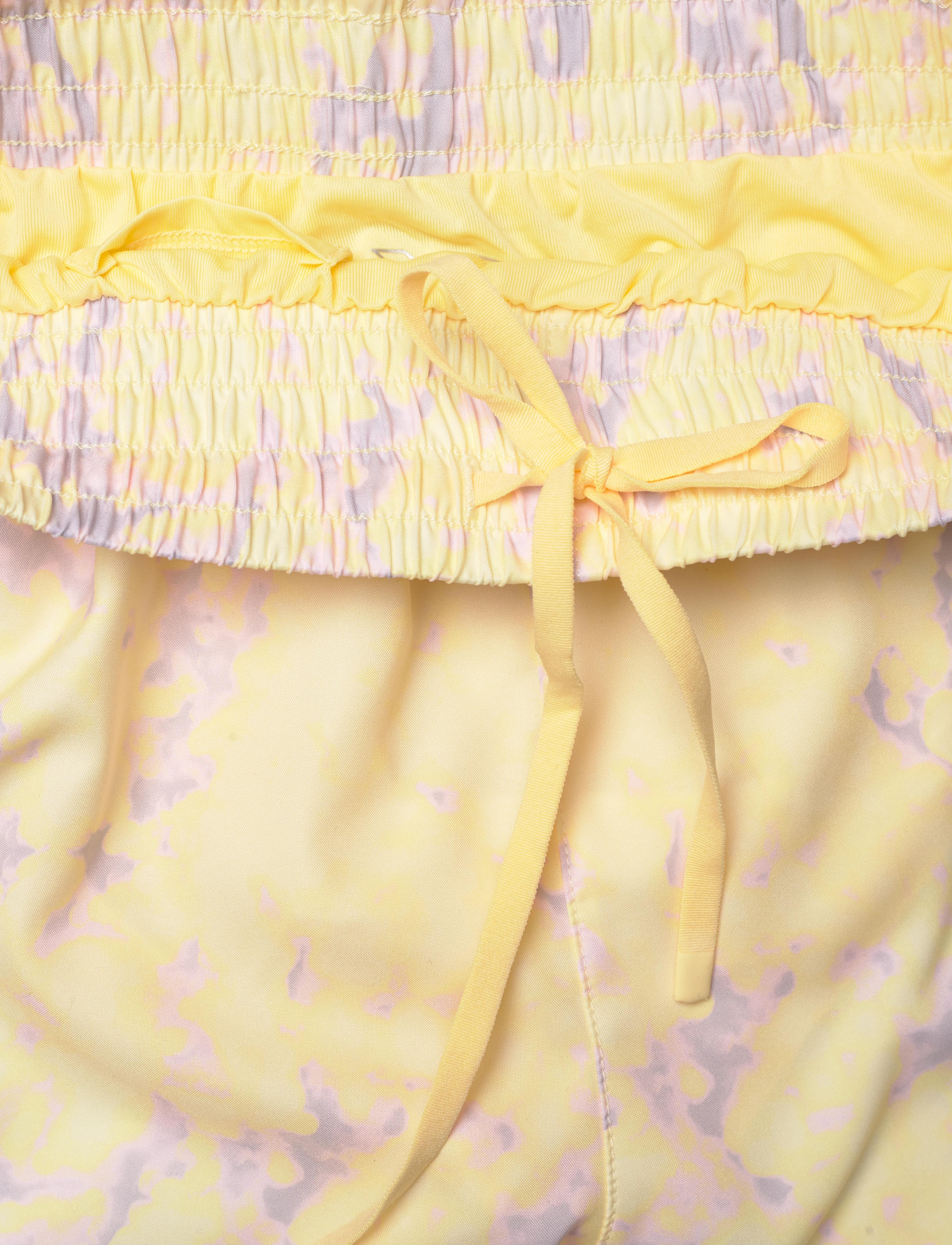 2XU - AERO HI-RISE 4 INCH SHORTS - løbeshorts - pixel lemon/white reflective - 3