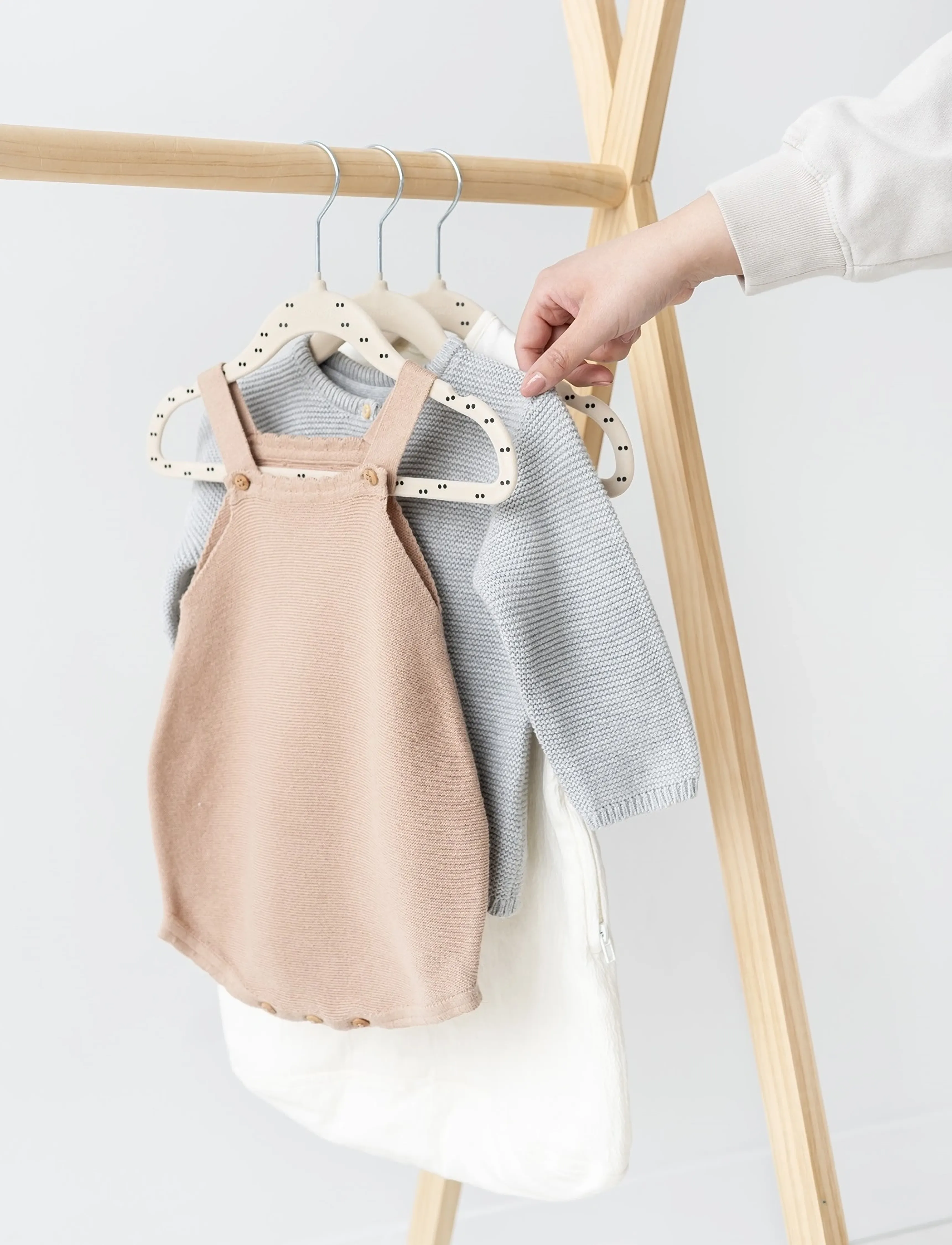 3 Sprouts 3 Sprouts Velvet Hangers (15 Pieces), Double Dot Beige, One Size, Beige, Opbevaring > Knager Og Bøjler, Børn