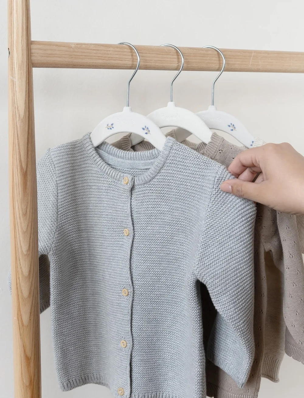 3 Sprouts - 3 Sprouts Velvet Hangers (15 pcs.), Blueberry/Cream - konksud ja riputid - beige - 0