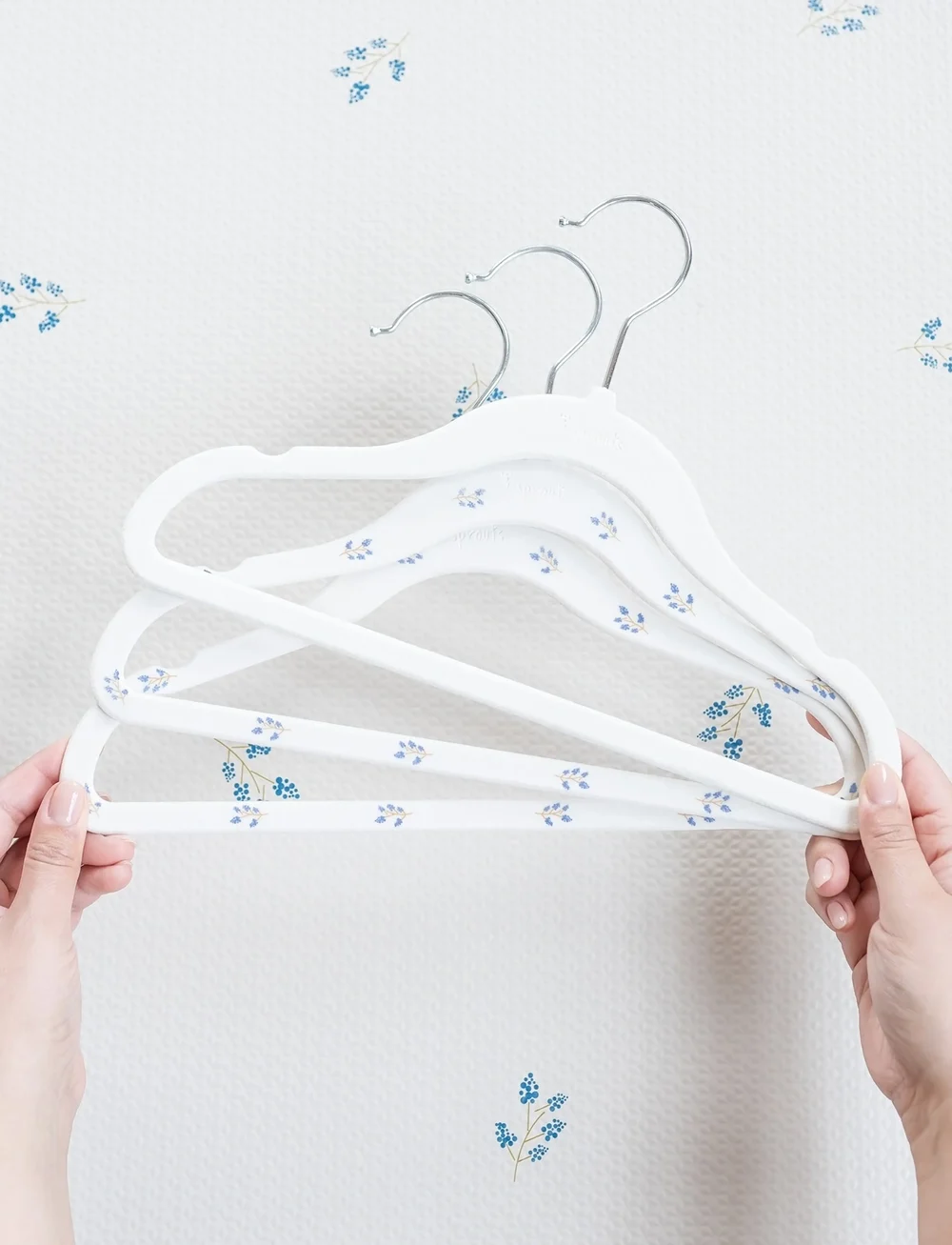 3 Sprouts - 3 Sprouts Velvet Hangers (15 pcs.), Blueberry/Cream - konksud ja riputid - beige - 4