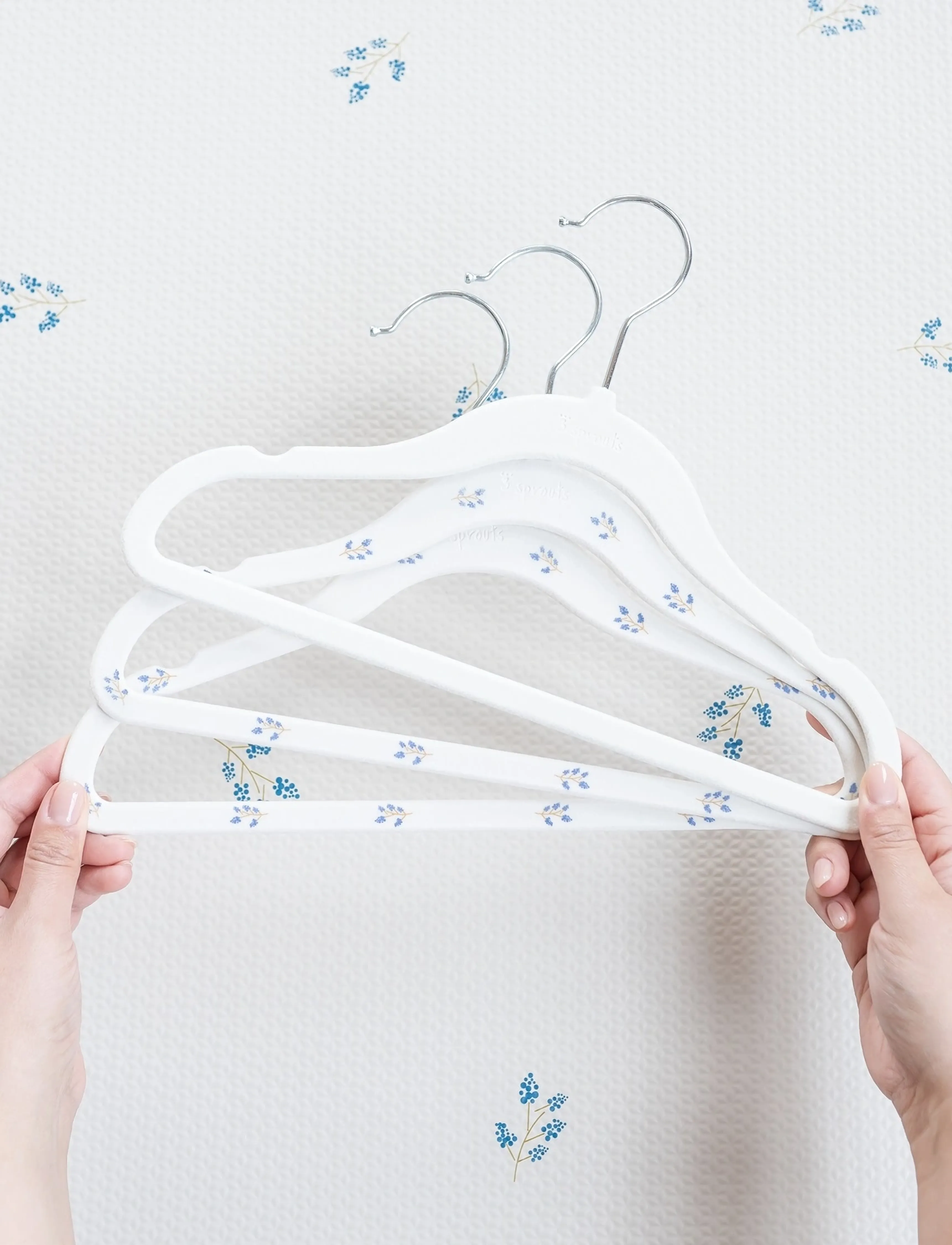3 Sprouts - 3 Sprouts Velvet Hangers (15 pcs.), Blueberry/Cream - beige - 4