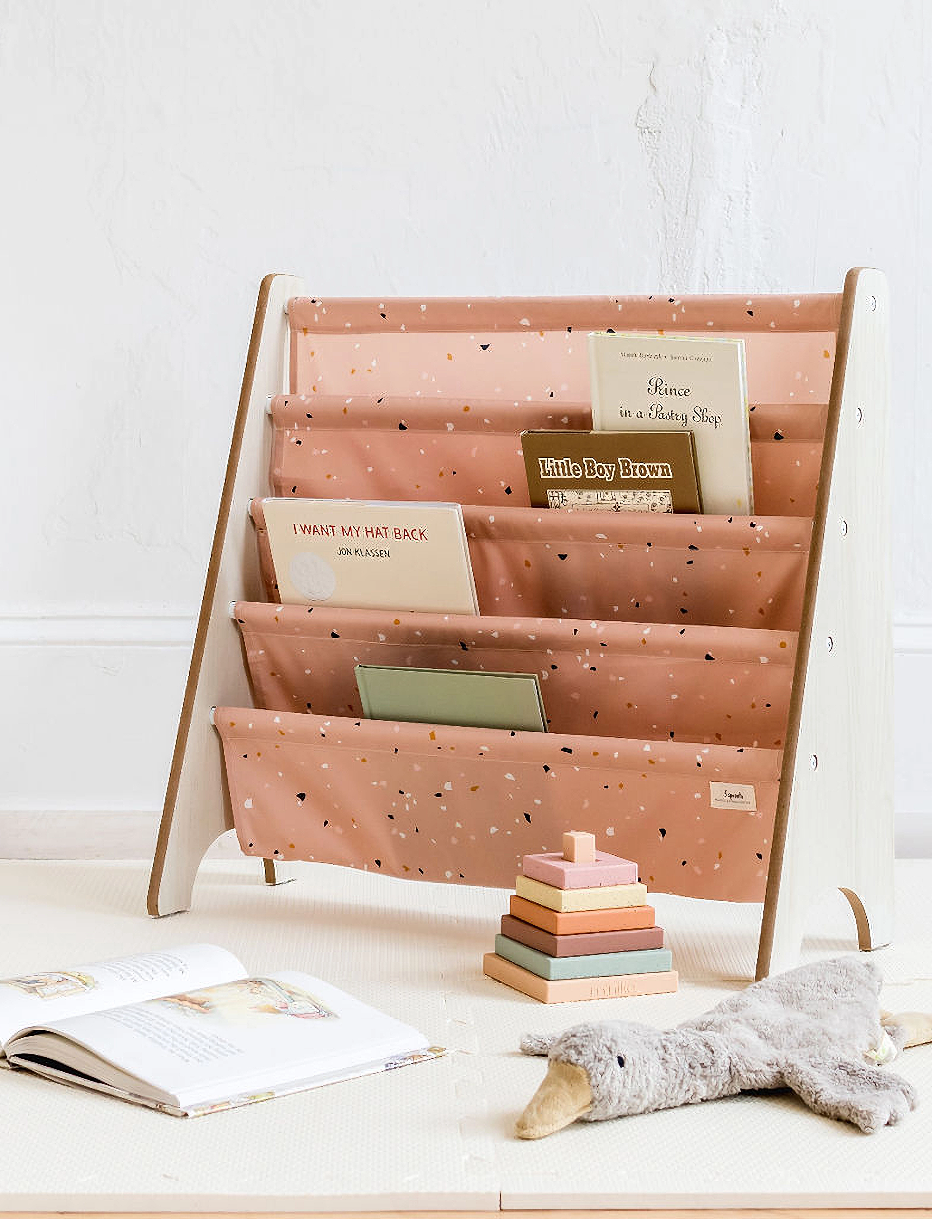 3 Sprouts - 3 Sprouts Book Rack, Terrazzo/Clay - aufbewahrungskörbe - clay - 4