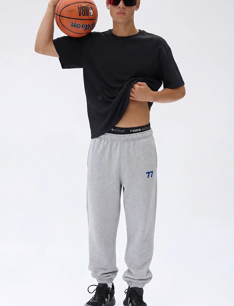7 DAYS Active - Organic Regular Globe Tee - oberteile & t-shirts - 001 black - 0