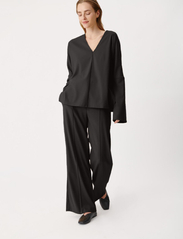 A Part Of The Art - OFF DUTY V-NECK SWEATER - blouses met lange mouwen - black - 3