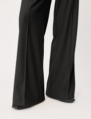 A Part Of The Art - CONTOUR ELASTIC WAIST PANTS - plačios kelnės - black - 3