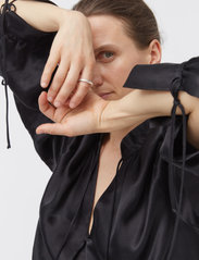 A Part Of The Art - CLOUDY DRESS CUPRO - shirt dresses - black - 2