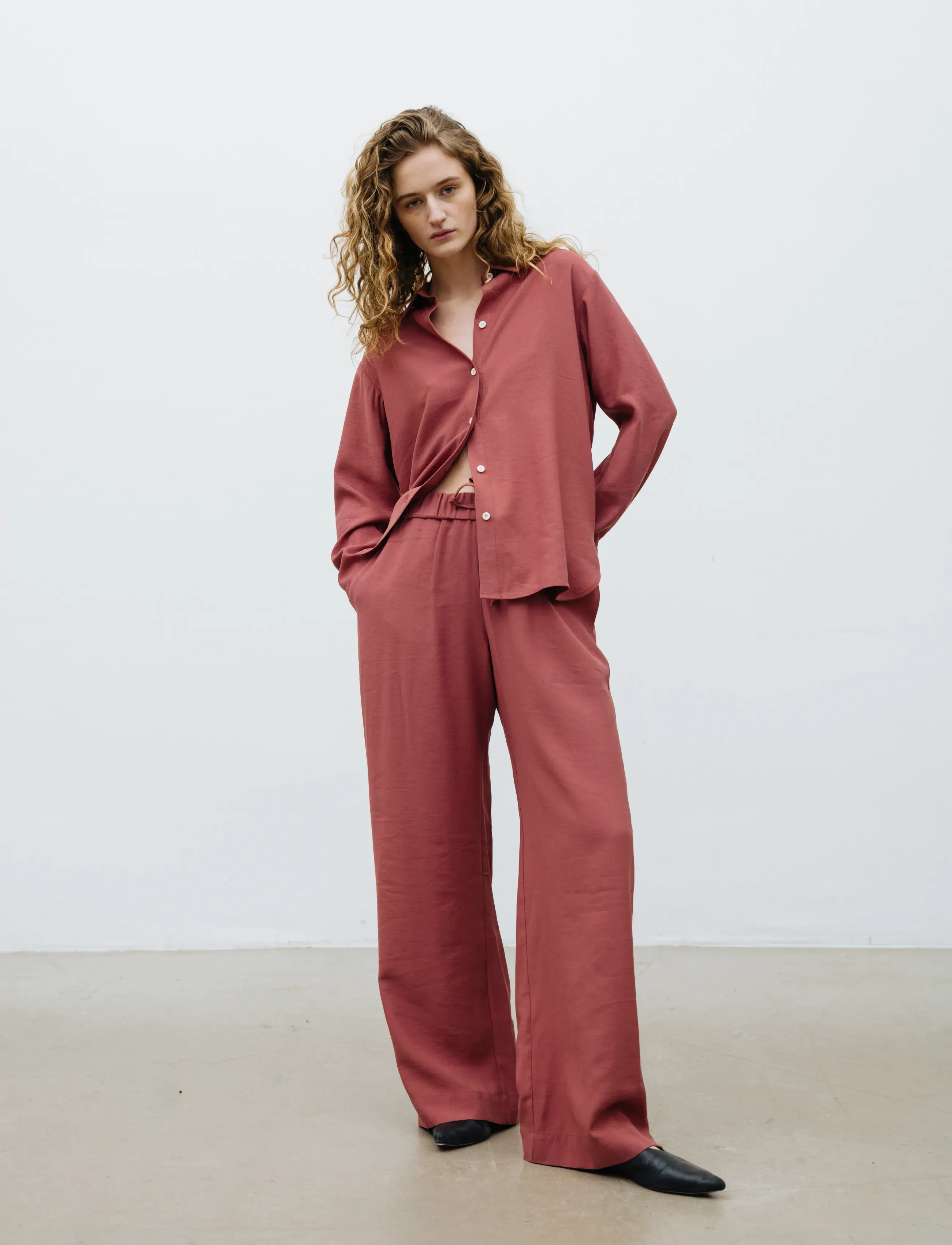 A Part Of The Art VACANT PANTS - Nyheter - DUSTY ROSEWOOD / red