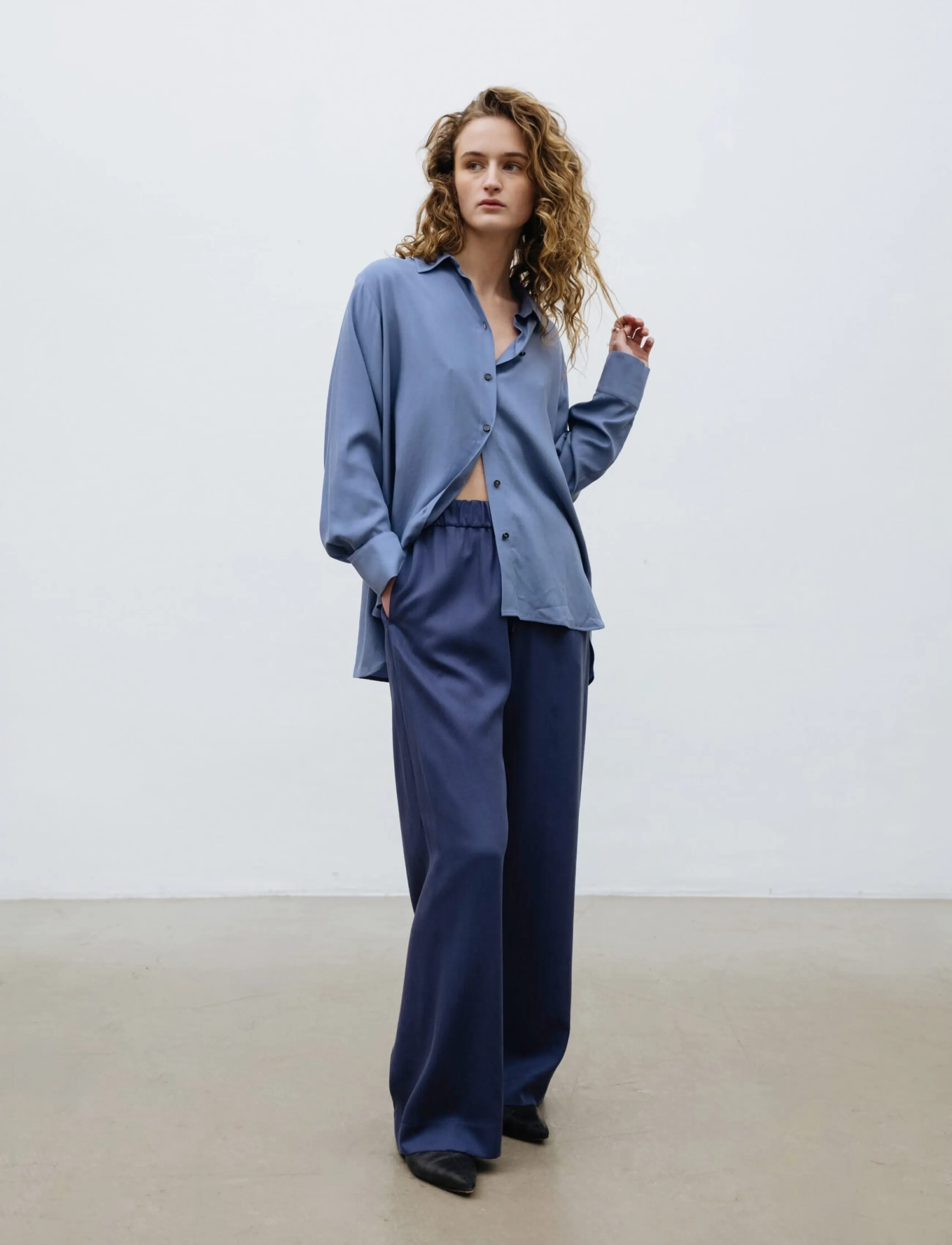 A Part Of The Art VACANT PANTS - Laia säärega püksid - OCEAN BLUE / blue