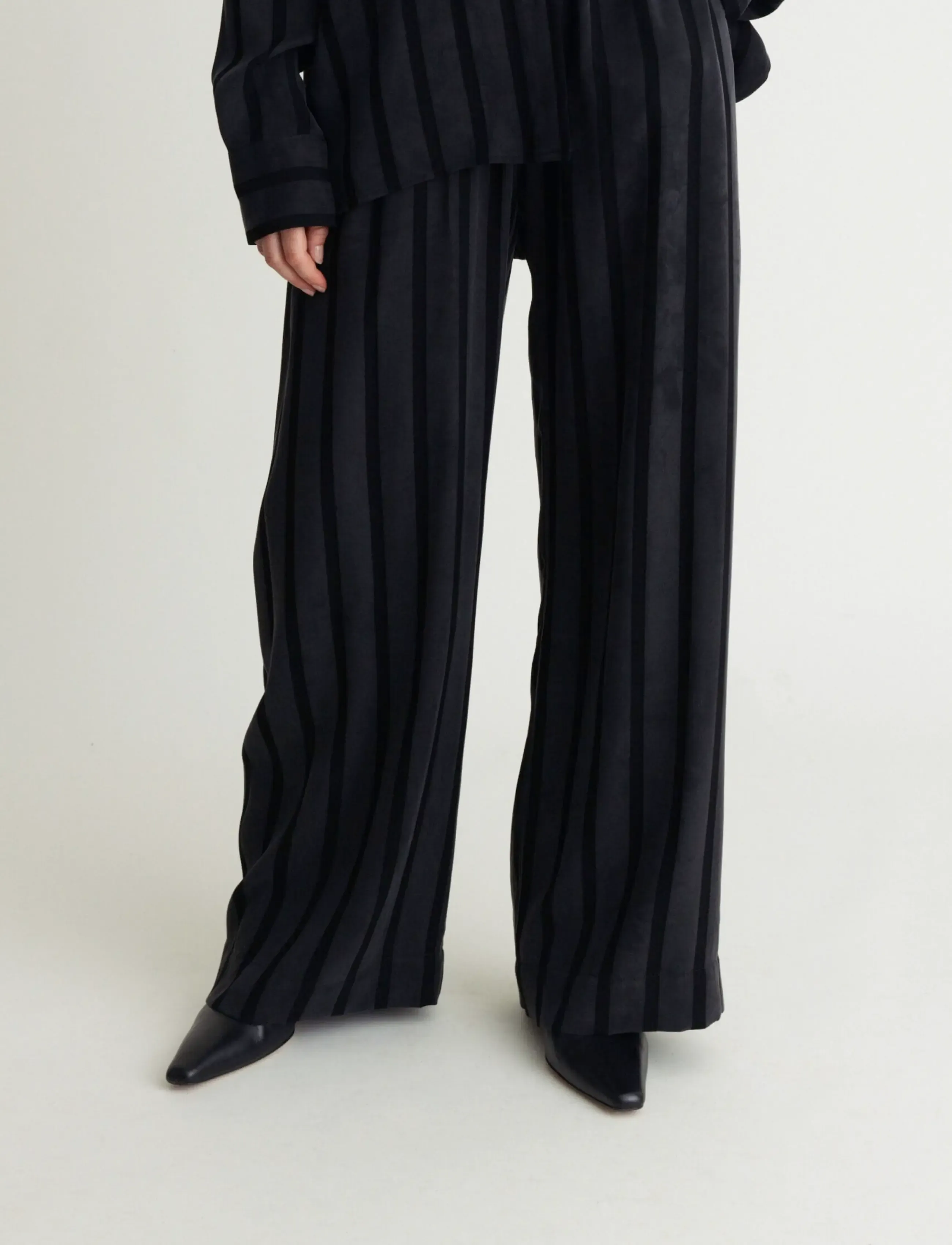 A Part Of The Art - VACANT PANTS WIDE STRIPE - hosen mit weitem bein - black stripe - 2