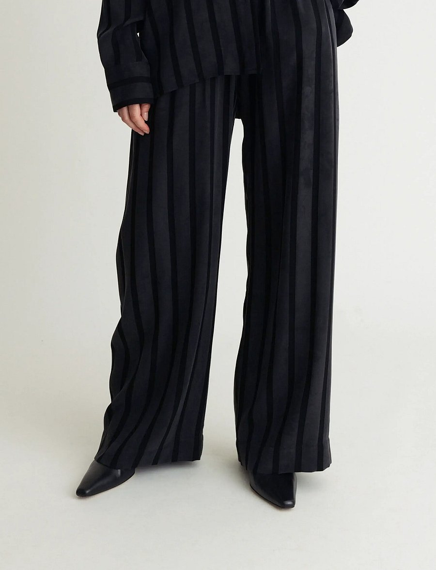 A Part Of The Art - VACANT PANTS WIDE STRIPE - hosen mit weitem bein - black stripe - 2