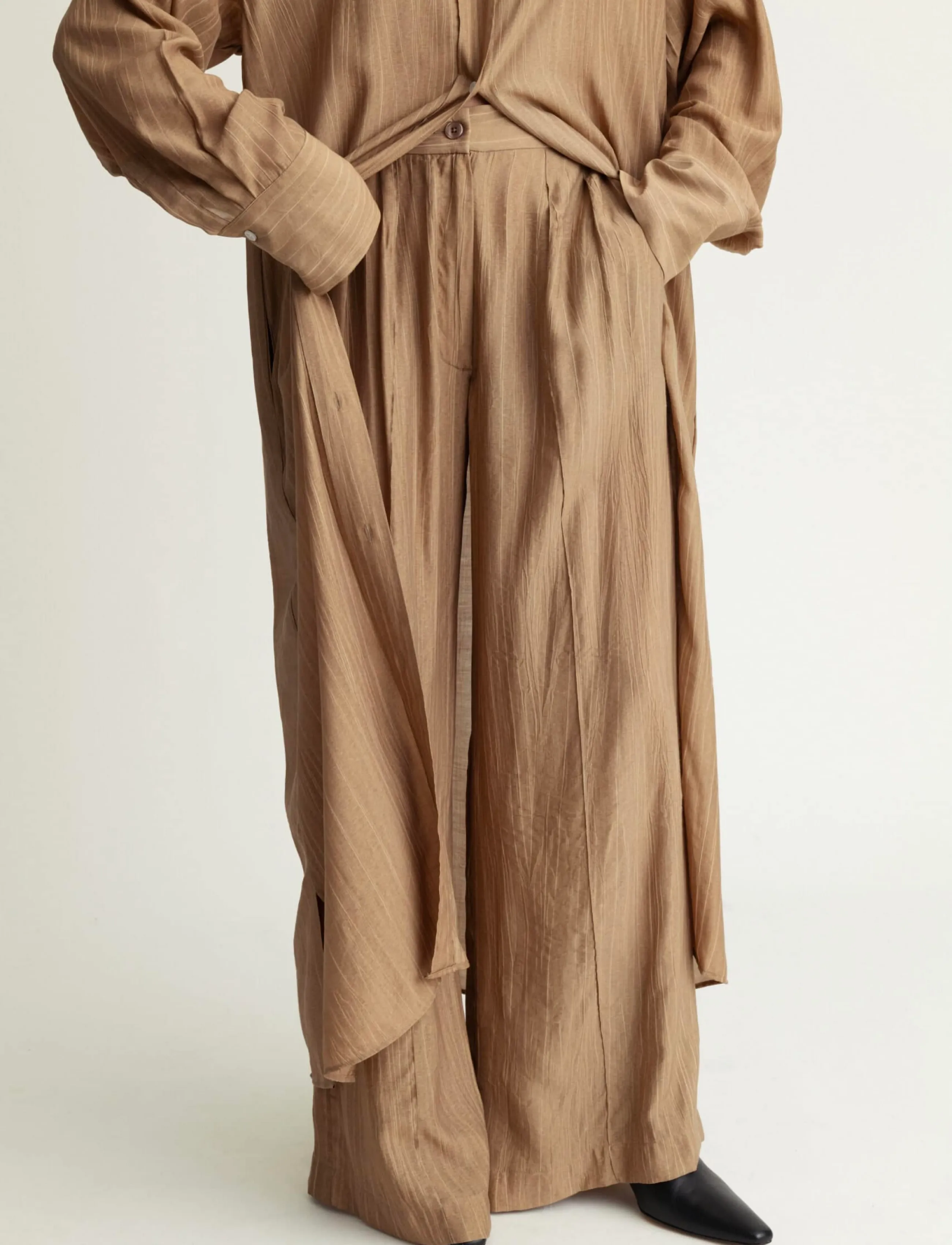 A Part Of The Art - DREAMY PANTS SHEER CRINKEL - bikses ar platām starām - hazelnut - 2