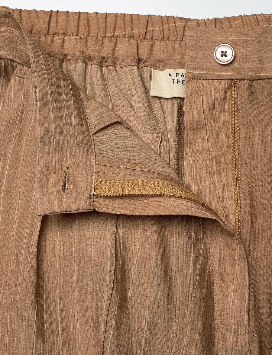 A Part Of The Art - DREAMY PANTS SHEER CRINKEL - hosen mit weitem bein - hazelnut - 3