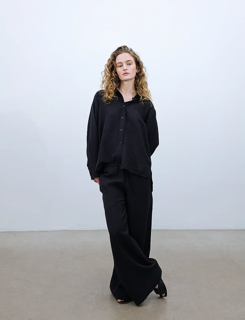 A Part Of The Art - ALLURE CRINKLED PANTS - hosen mit weitem bein - black - 0