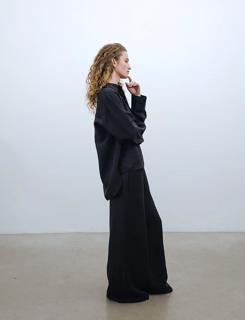 A Part Of The Art - ALLURE CRINKLED PANTS - hosen mit weitem bein - black - 0