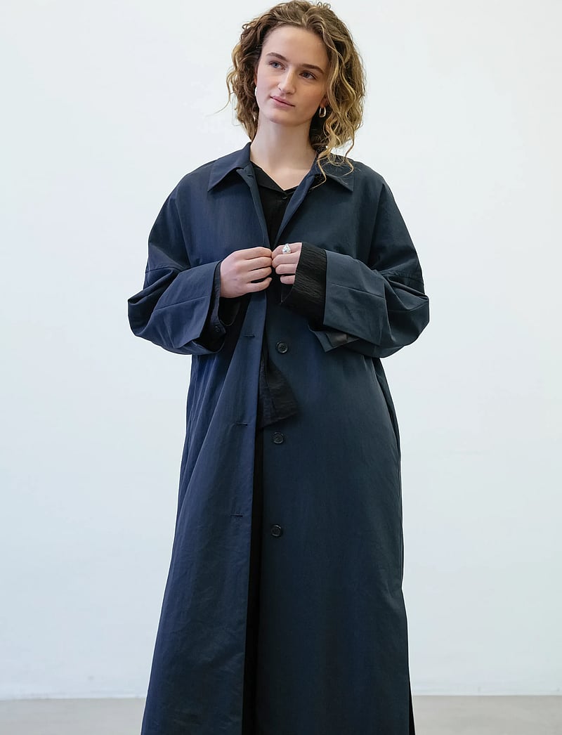 A Part Of The Art - LYRIC TRENCH COAT - trenchcoats - black - 0