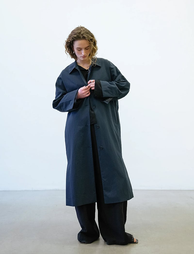 A Part Of The Art - LYRIC TRENCH COAT - trenchcoats - black - 2