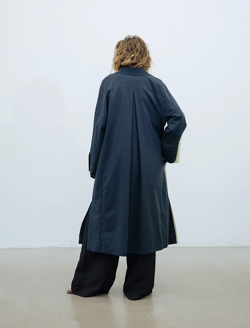 A Part Of The Art - LYRIC TRENCH COAT - trenchcoats - black - 3