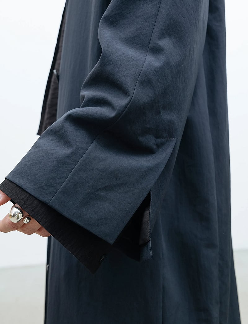 A Part Of The Art - LYRIC TRENCH COAT - trenchcoats - black - 4