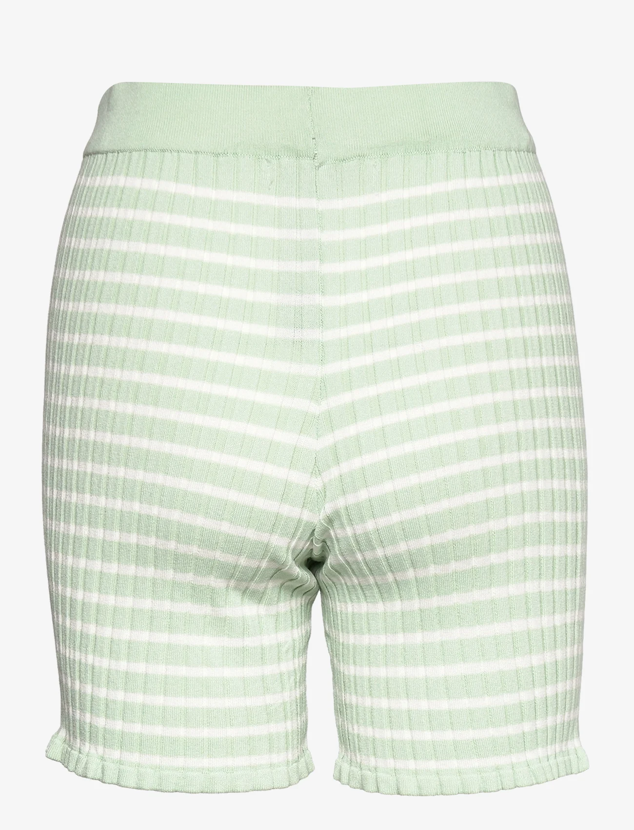 A-View - Sira shorts - lühikesed vabaajapüksid - pale mint/off white - 1