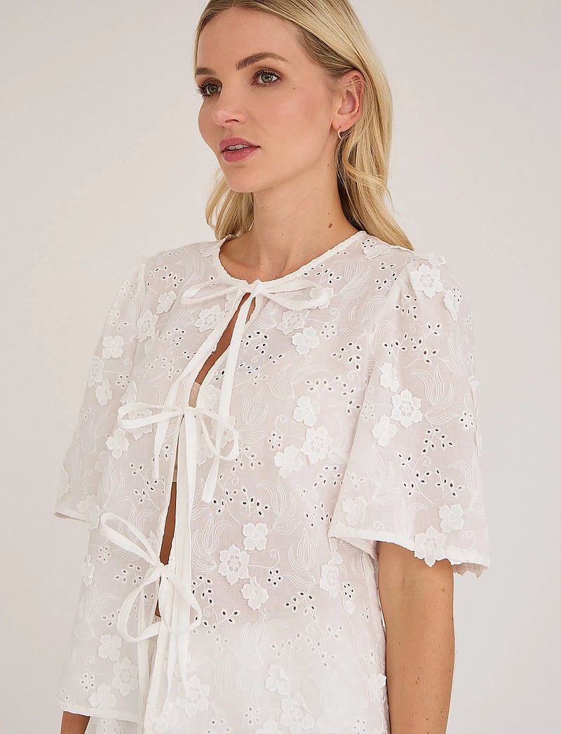 A-View - Rosamarie cardigan - kurzämlige blusen - white - 4