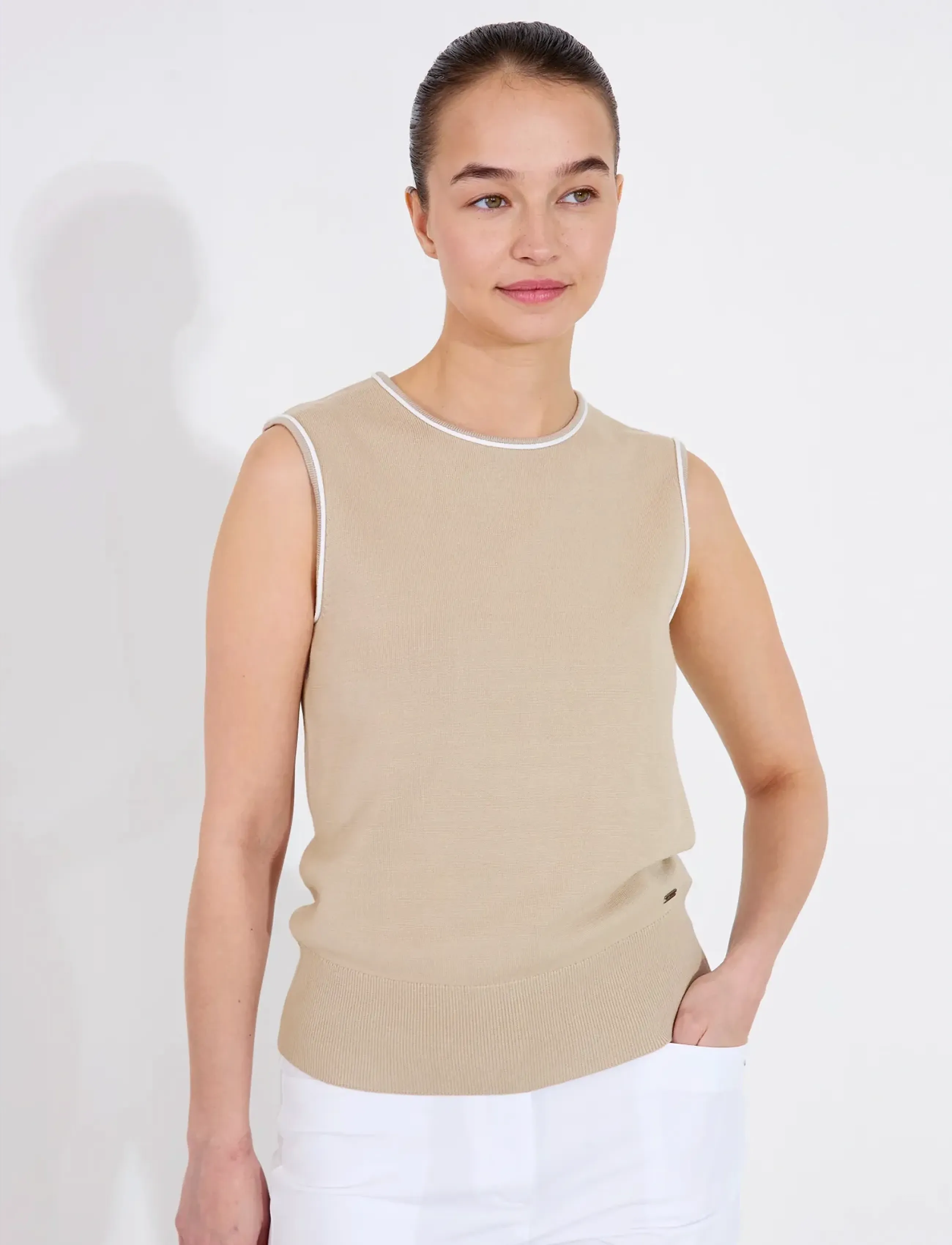 Abacus Lds Niblick sleeveless - T-shirts & Toppar - LT.SAND / beige
