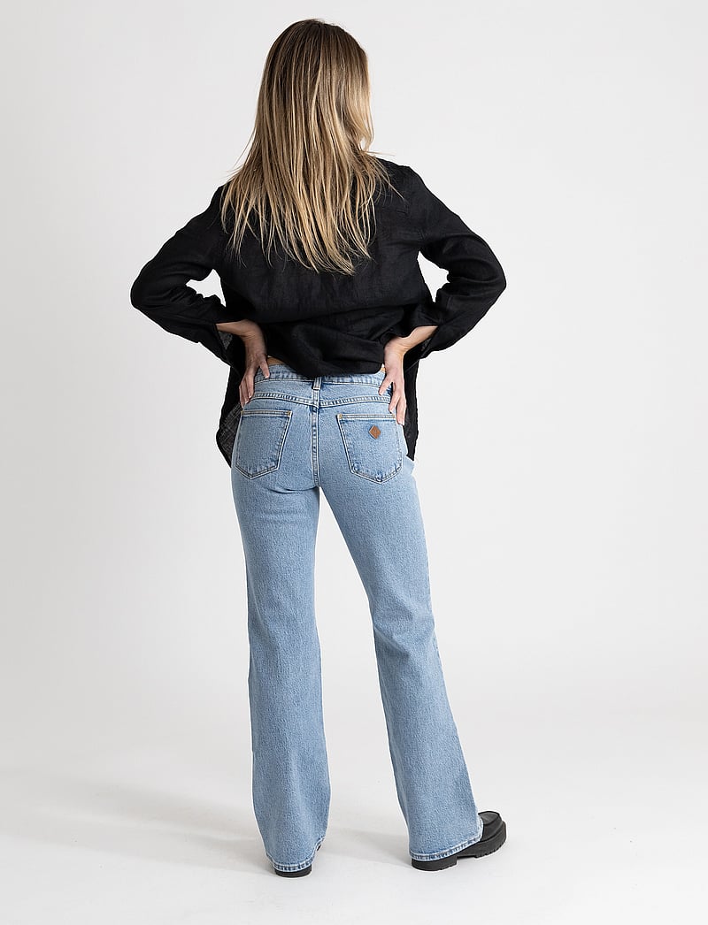 ABRAND - A 99 LOW BOOT ARIANE - utsvängda jeans - blue - 3