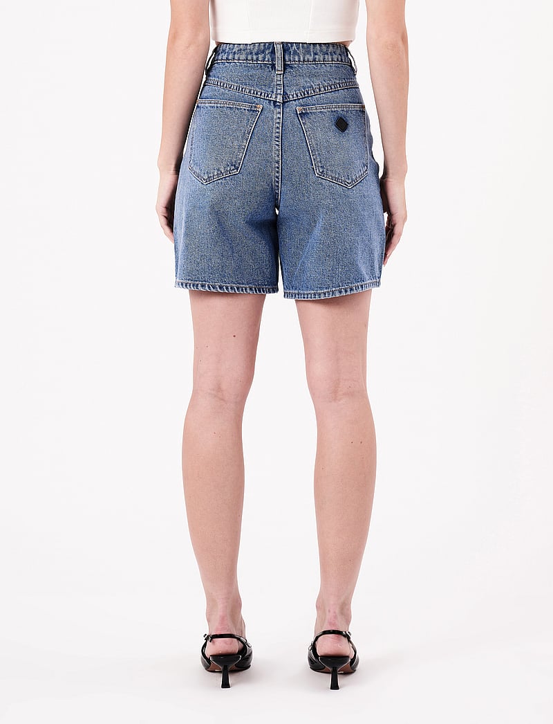 ABRAND - CARRIE SHORT NAOMIMID VINTAGE BLUE - jeansshorts - blue - 3