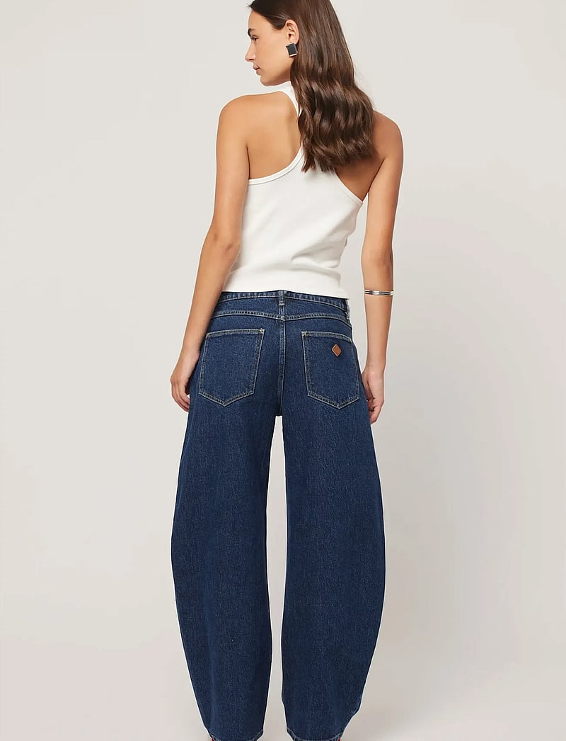 ABRAND - 95 MID BARREL JEAN TARADARK BLUE - barrel jeans - blue - 4