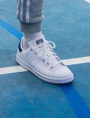adidas Originals - STAN SMITH J - låga sneakers - ftwwht/ftwwht/dkblue - 0