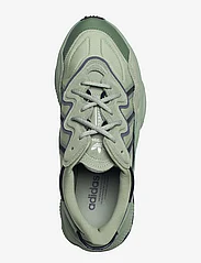 adidas Originals - OZWEEGO - sportiska stila apavi ar pazeminātu potītes daļu - silgrn/silgrn/blblme - 3
