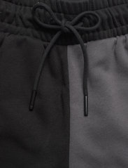 adidas Originals - Shorts - sweat shorts - black - 3