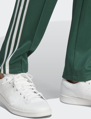 adidas Originals - Adicolor Classics Beckenbauer Tracksuit Bottoms - sportsbukser - drkgrn - 5