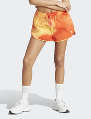 adidas Originals - RUNNER SHORT - trening shorts - bogold/multco - 2
