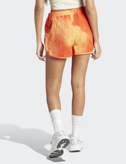 adidas Originals - RUNNER SHORT - sportiska stila šorti - bogold/multco - 3
