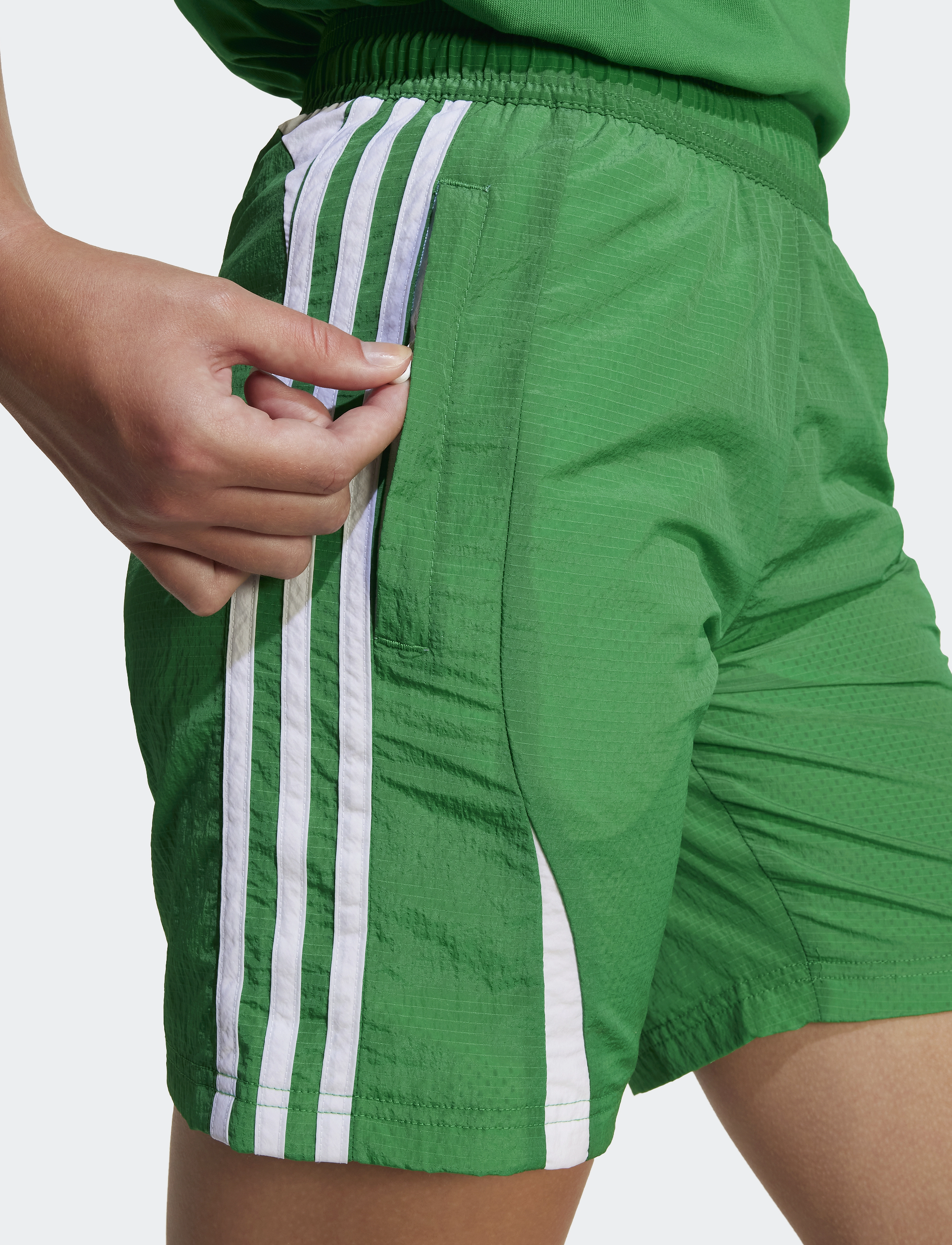 adidas Originals - WOVEN SHORT - sportsshorts - green - 2