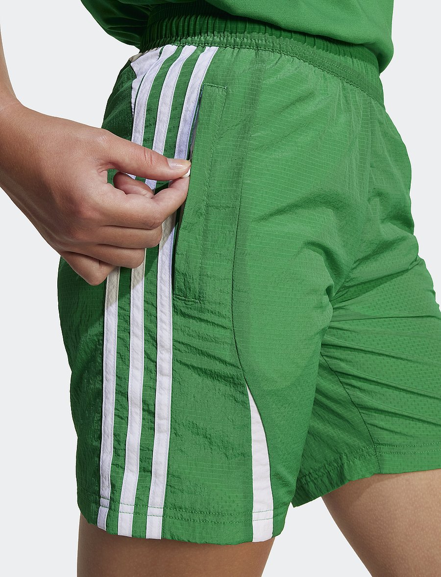adidas Originals - WOVEN SHORT - shorts de sport - green - 2
