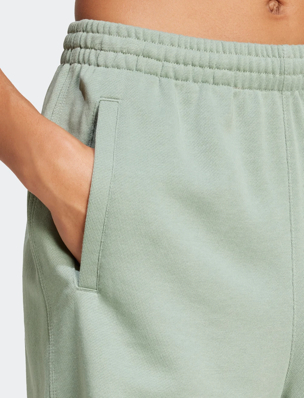 adidas Originals - ESS SHORTS - hosen - silgrn - 2