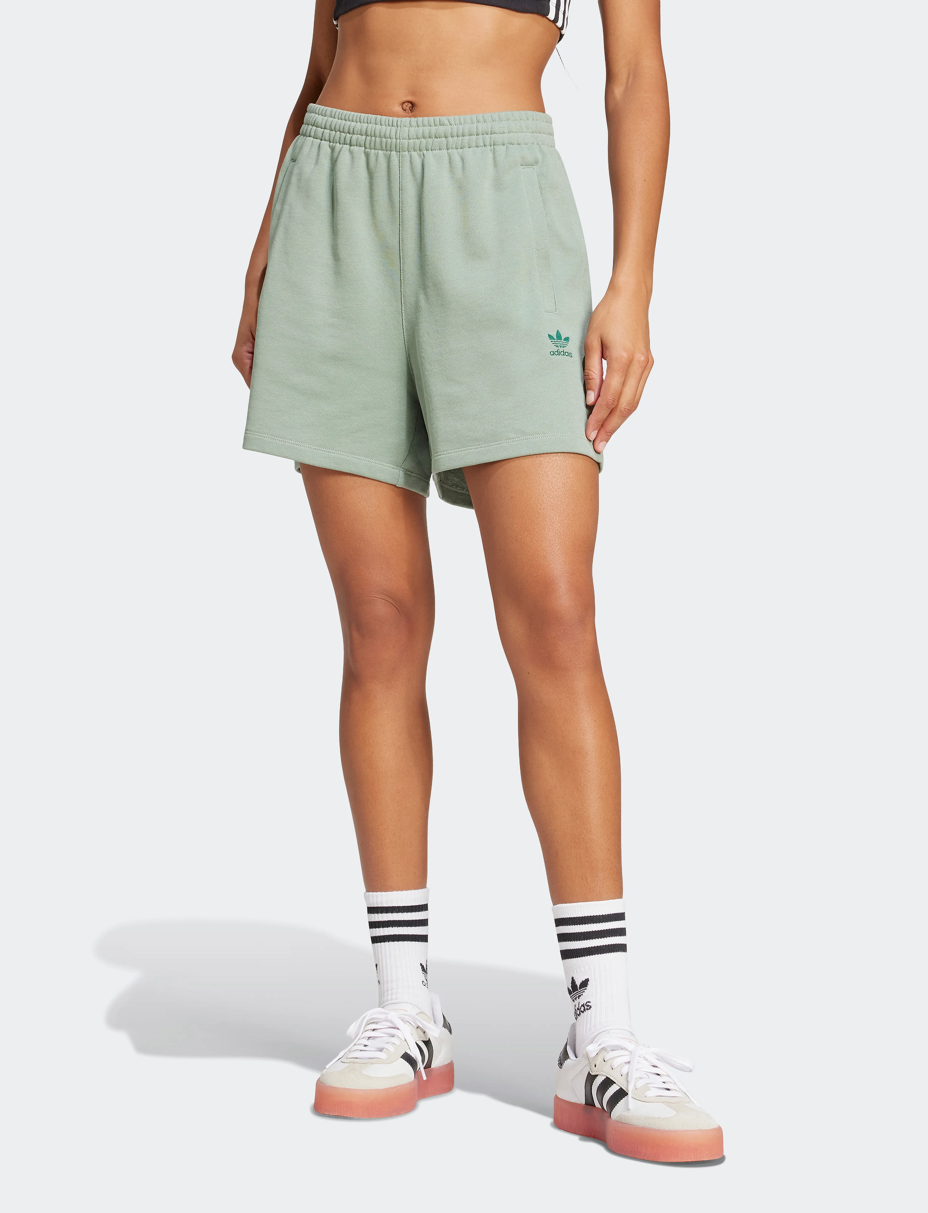 adidas Originals - ESS SHORTS - afslappede shorts - silgrn - 4
