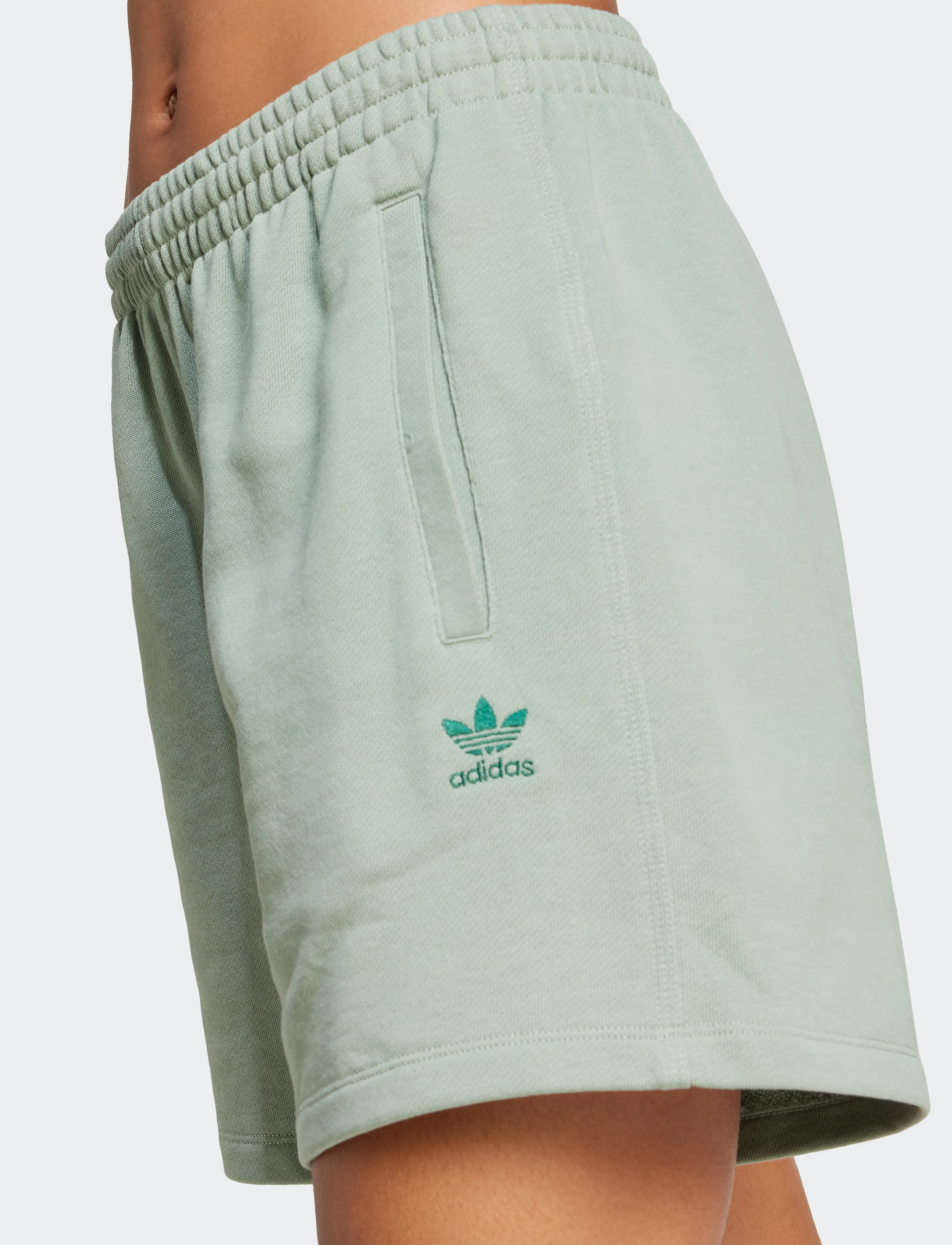 adidas Originals - ESS SHORTS - afslappede shorts - silgrn - 5