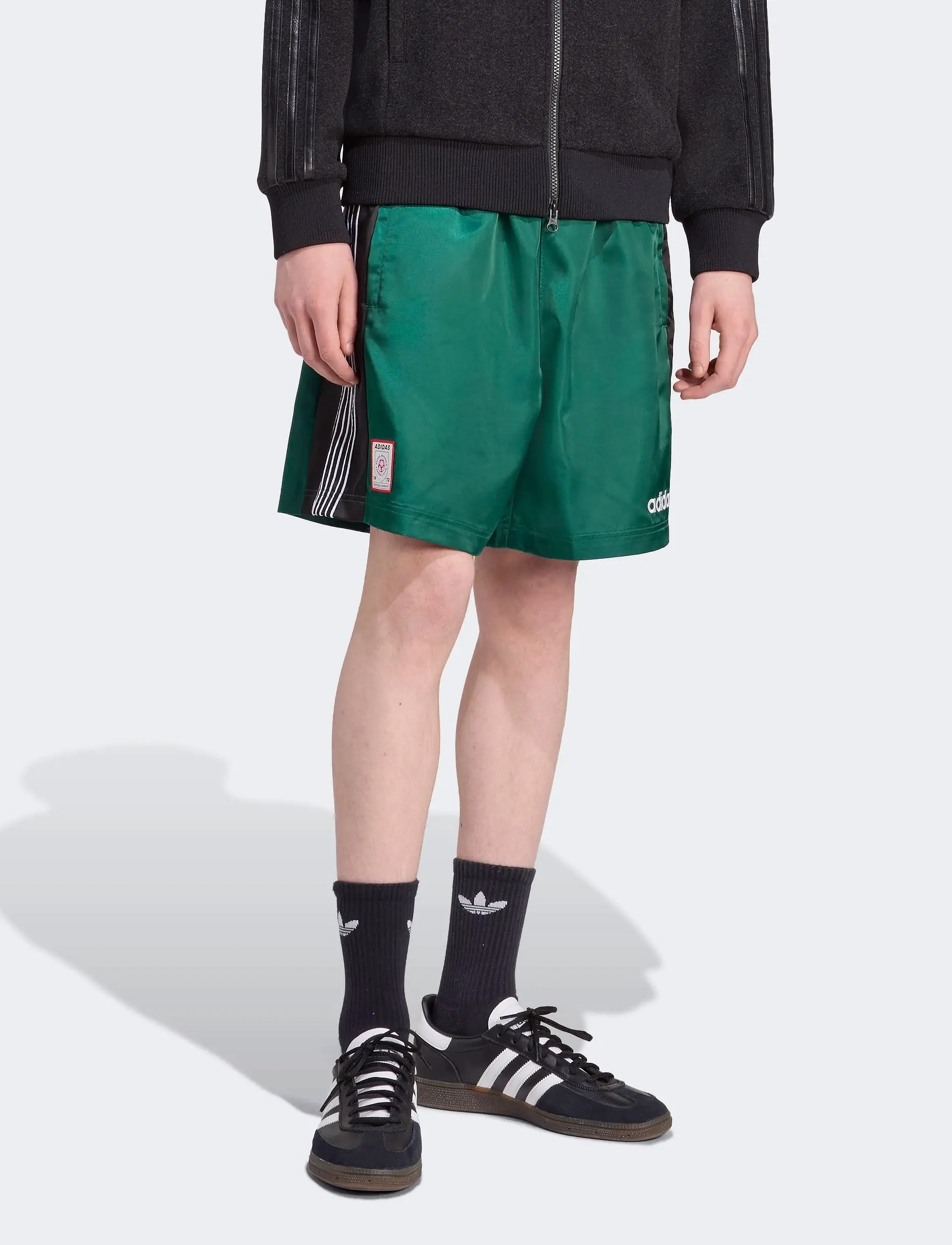 adidas Originals ARCHIVE SHORT - Streetwear - CGREEN/BLACK / green