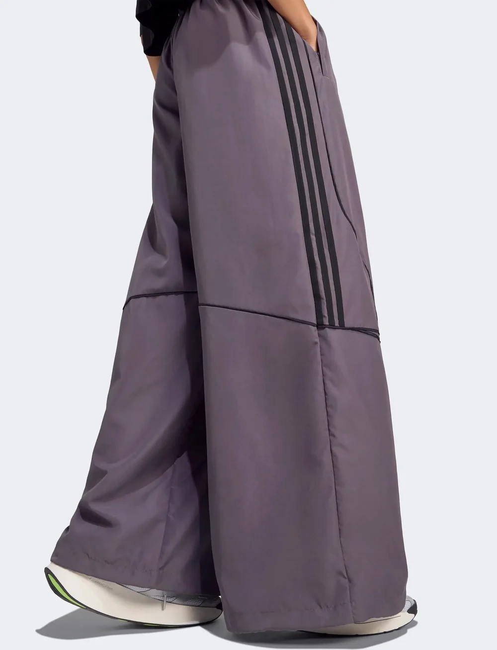 adidas Originals - TEAMGEIST TP - vabaajapüksid - grestr/black - 4