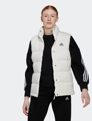 adidas Sportswear - W HELIONIC VEST - down- & padded jackets - white - 0