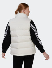 adidas Sportswear - W HELIONIC VEST - down- & padded jackets - white - 3